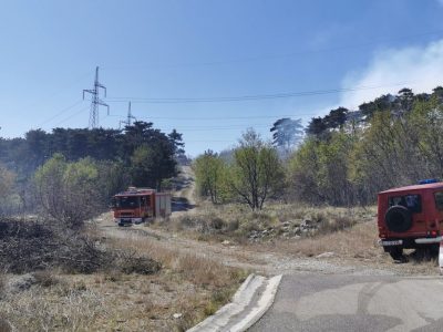 U tijeku akcija gašenja požara kod vodospreme u Soplju