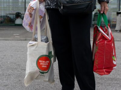 Podjelom platnenih torbi mještanima Savjet mladih Općine Kostrene obilježio Dan borbe protiv upotrebe jednokratnih plastičnih vrećica