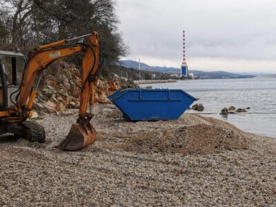 Započelo uklanjanje onečišćenog šljunka s plaže Spužvina