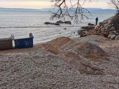Započelo uklanjanje onečišćenog šljunka s plaže Spužvina