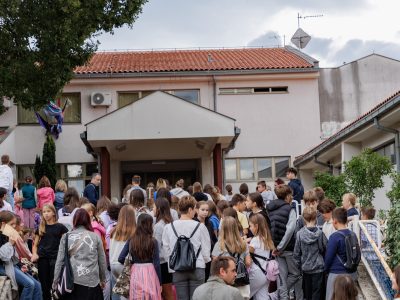 Velika proslava u Kostreni: Otvorenje obnovljenog igrališta, 25. obljetnica KD-a i podizanje Zelene zastave