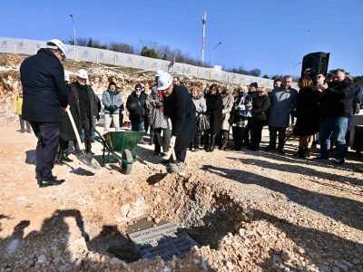 Održana početna konferencija projekta i svečanost polaganja kamena temeljca za izgradnju Centra za starije osobe u Kostreni 