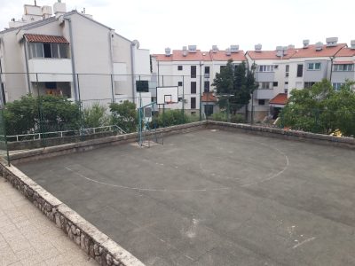 Završeno parkiralište u Žarka Pezelja, kreće rekonstrukcija sportskog igrališta