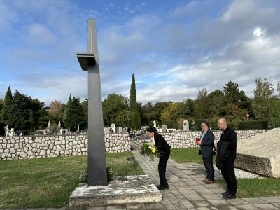 Polaganje vijenaca i odavanje počasti preminulima uoči blagdana Svih svetih Polaganje vijenaca i odavanje počasti preminulima uoči blagdana Svih svetih