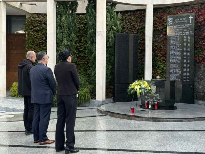 Polaganje vijenaca i odavanje počasti preminulima uoči blagdana Svih svetih Polaganje vijenaca i odavanje počasti preminulima uoči blagdana Svih svetih