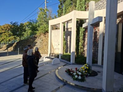 Uoči blagdana Svih svetih položeni vijenci kod središnjih križeva i spomen ploča