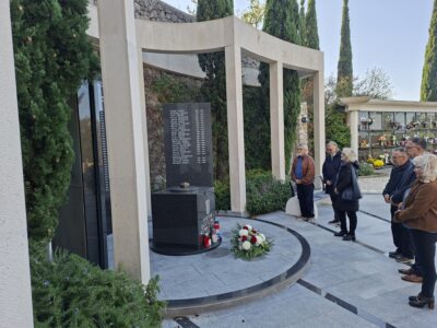 Uoči blagdana Svih svetih položeni vijenci kod središnjih križeva i spomen ploča