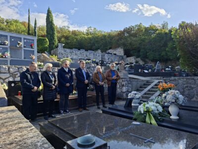 Uoči blagdana Svih svetih položeni vijenci kod središnjih križeva i spomen ploča