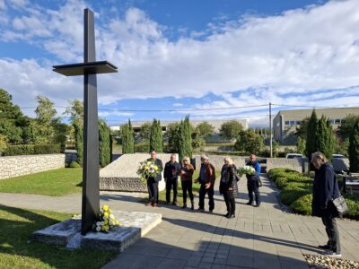 Uoči blagdana Svih svetih položeni vijenci kod središnjih križeva i spomen ploča
