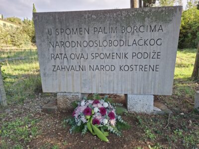 Uoči blagdana Svih svetih položeni vijenci kod središnjih križeva i spomen ploča